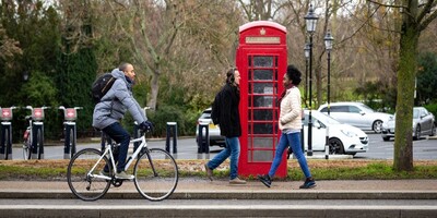 people walking and cycling in London